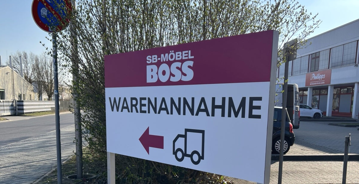 Freistehender Wegweiser zur Warenannahme von SB-Möbel BOSS mit Dibond-Platten, Aluminium-Unterkonstruktion und Folien-Digitaldruck.