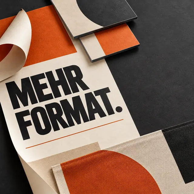 Gestaltungsmotiv Mehr Format mit Druckmaterialien und grafischen Flächen für Großformatdruck
